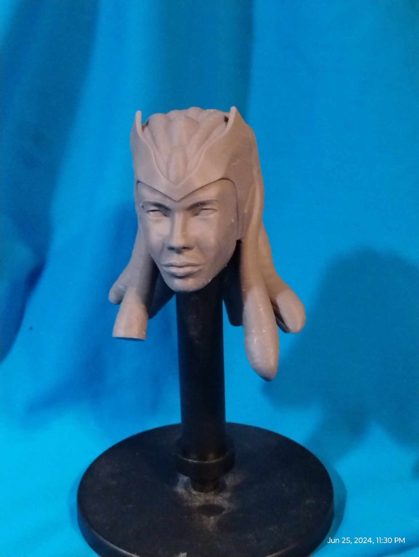 1/6 Ty Yorrick Jedi Head Sculpt (with saber) - Custom Action Figure Accessory - Resin 3D Printed